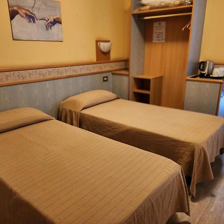 Hotel Route 9 Cadeo Bagian luar foto