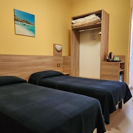 Hotel Route 9 Cadeo Bagian luar foto