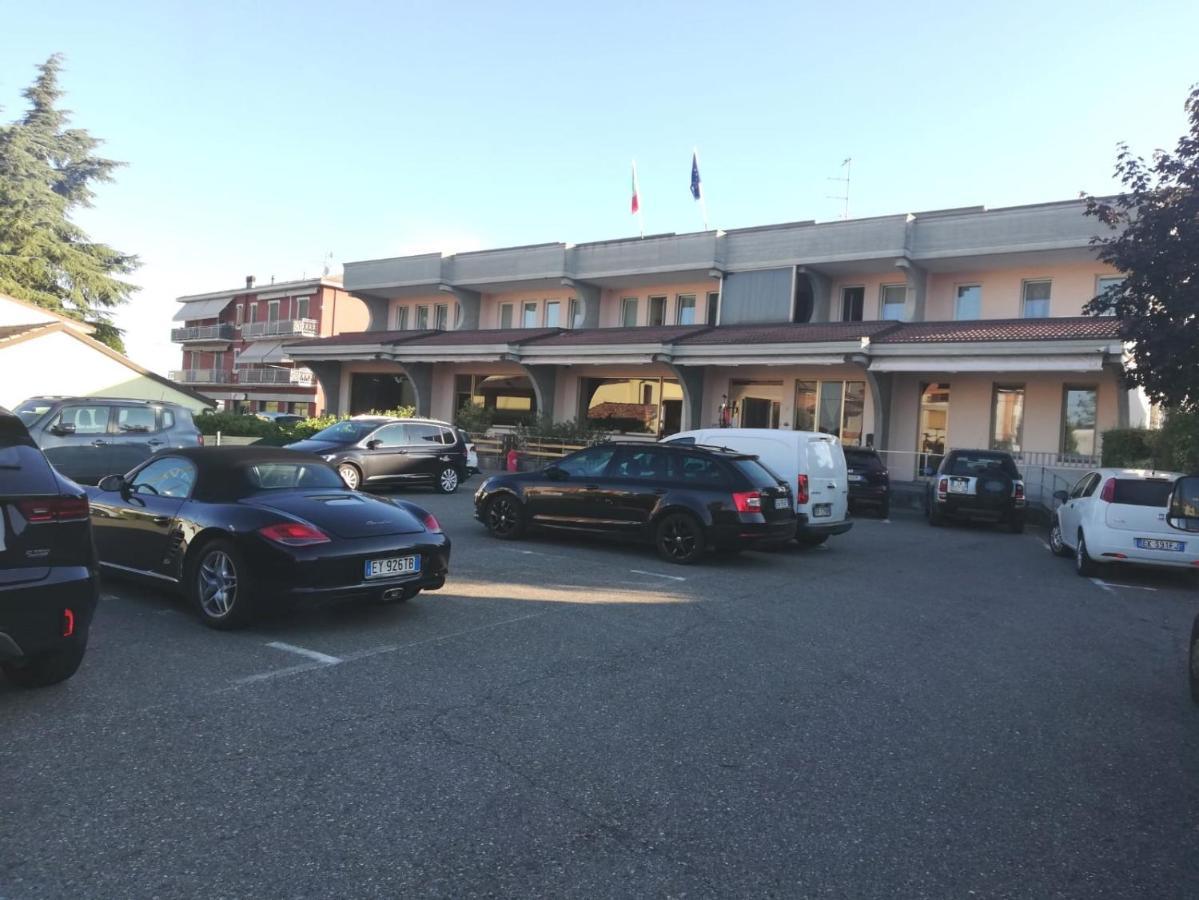 Hotel Route 9 Cadeo Bagian luar foto