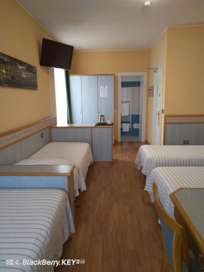 Hotel Route 9 Cadeo Bagian luar foto