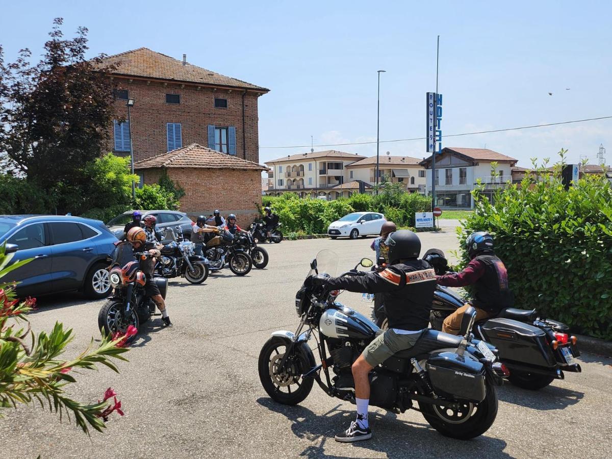 Hotel Route 9 Cadeo Bagian luar foto