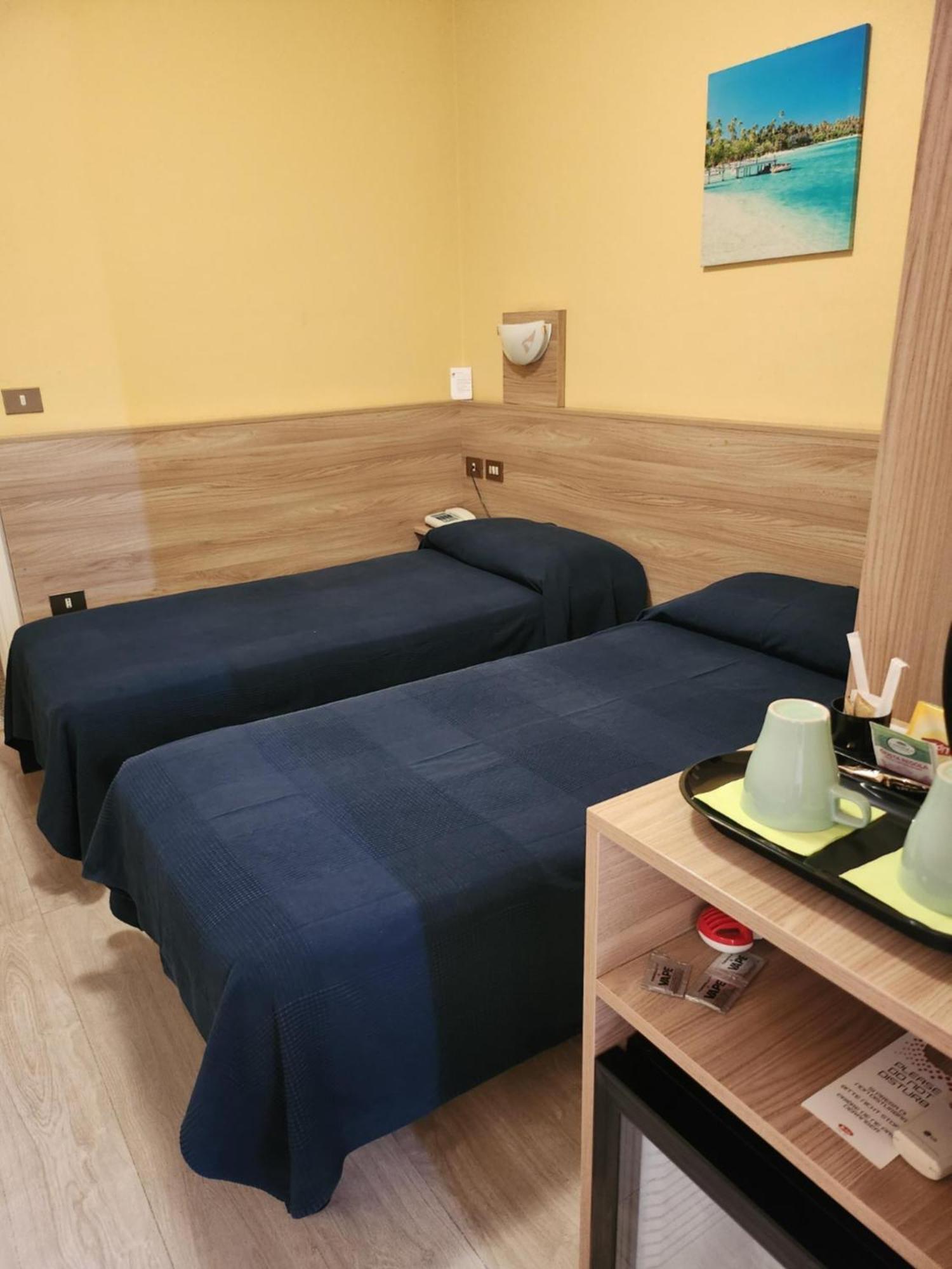 Hotel Route 9 Cadeo Bagian luar foto
