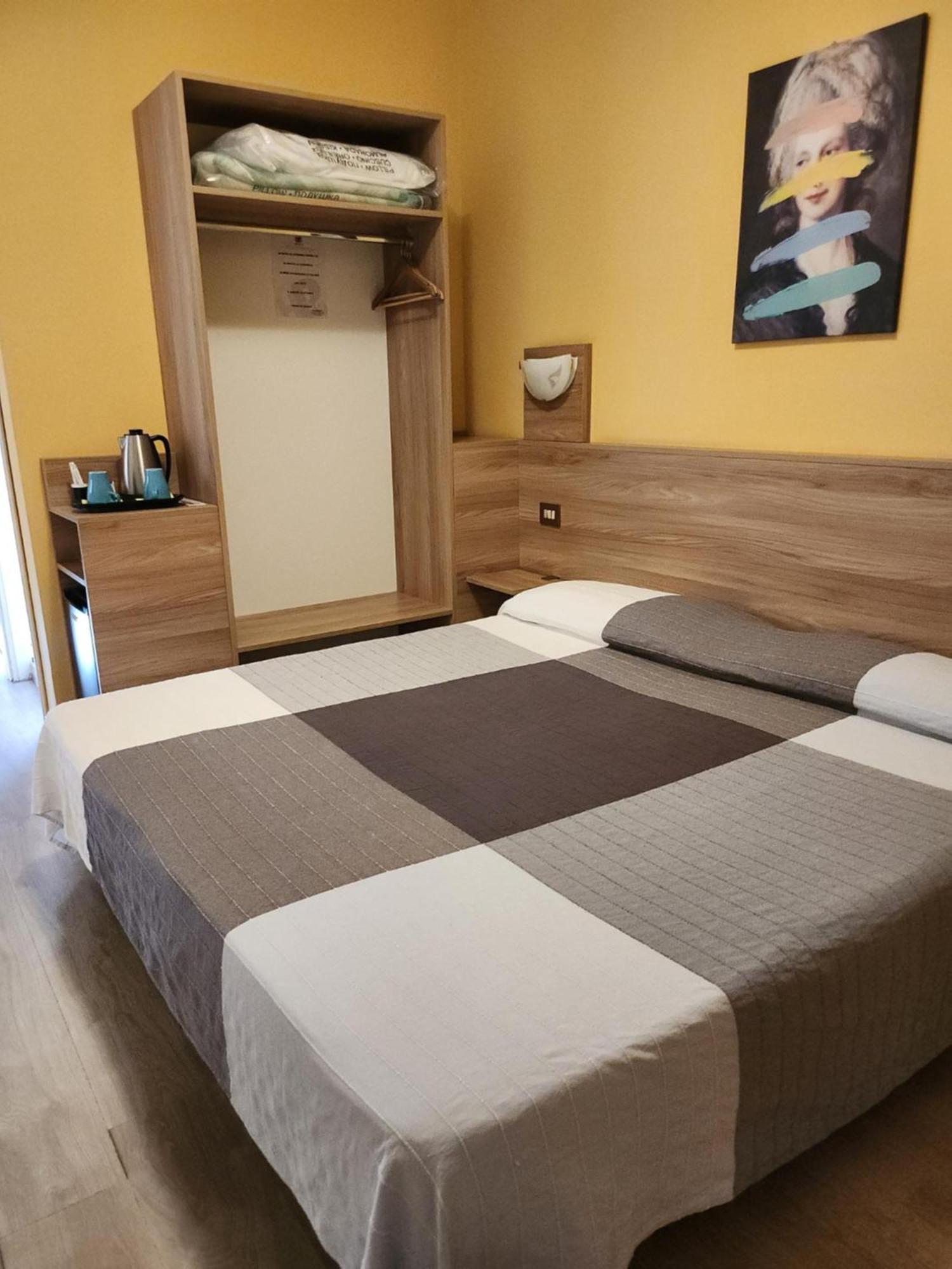 Hotel Route 9 Cadeo Bagian luar foto