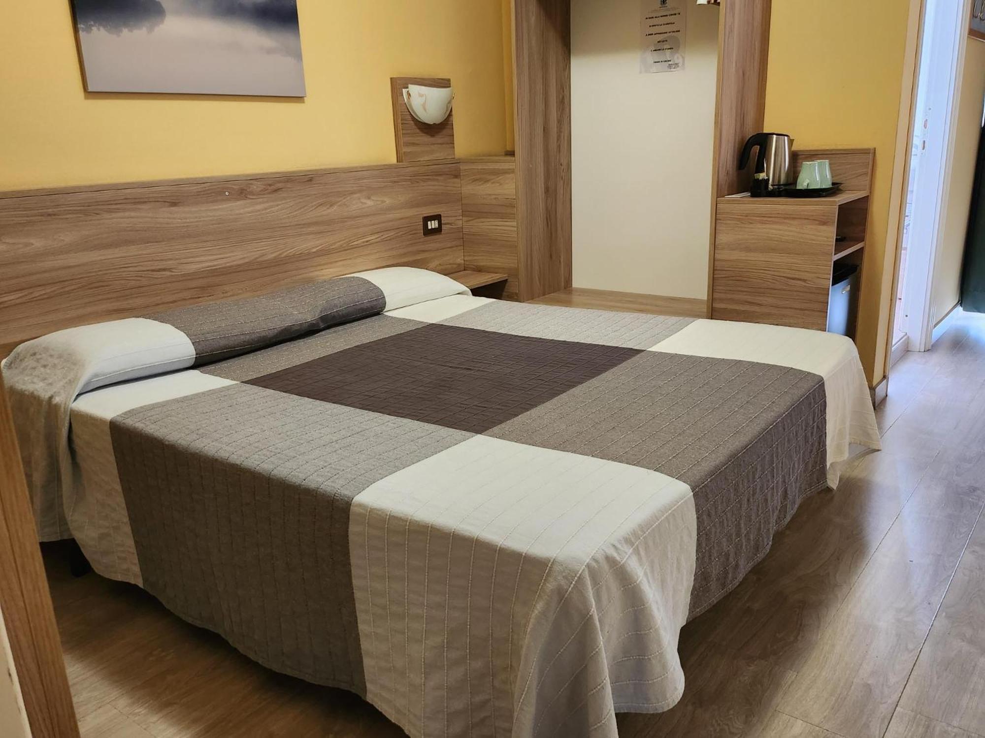 Hotel Route 9 Cadeo Bagian luar foto