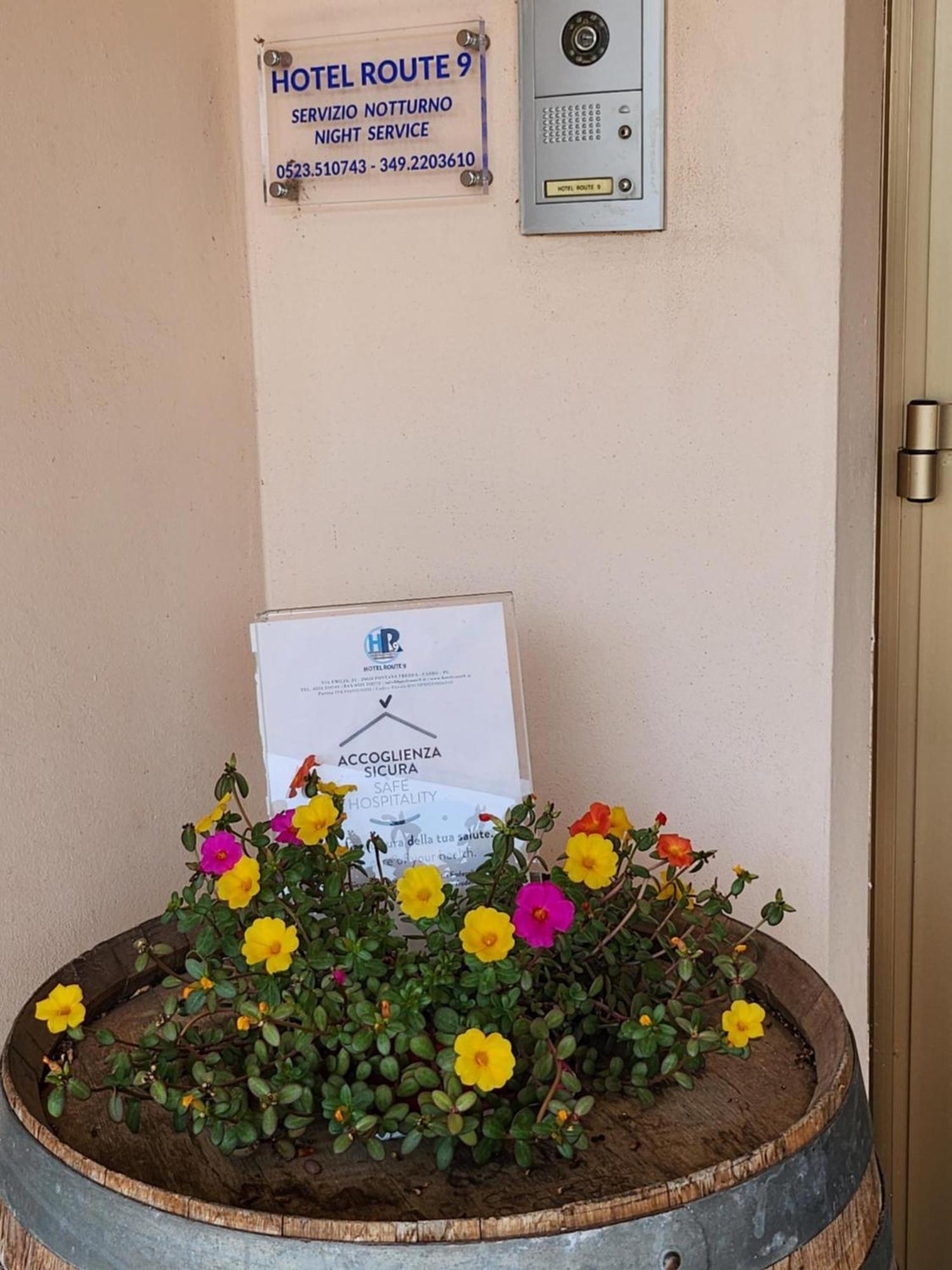 Hotel Route 9 Cadeo Bagian luar foto