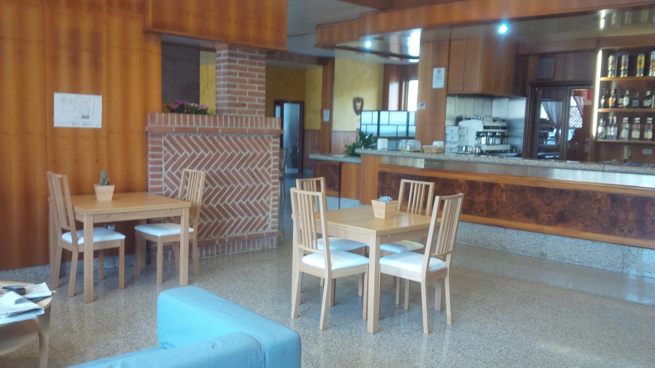 Hotel Route 9 Cadeo Bagian luar foto