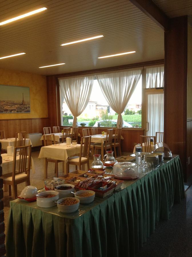 Hotel Route 9 Cadeo Bagian luar foto
