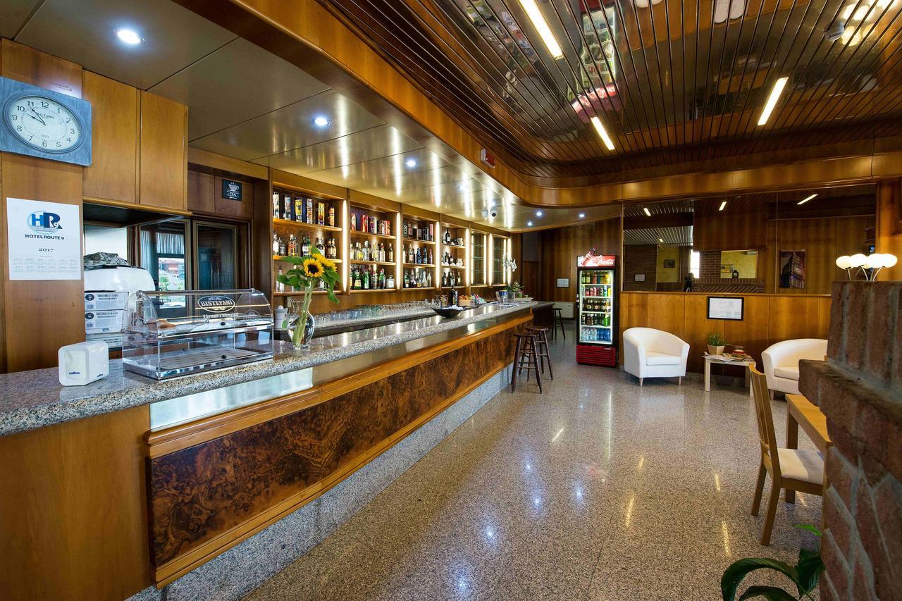 Hotel Route 9 Cadeo Bagian luar foto