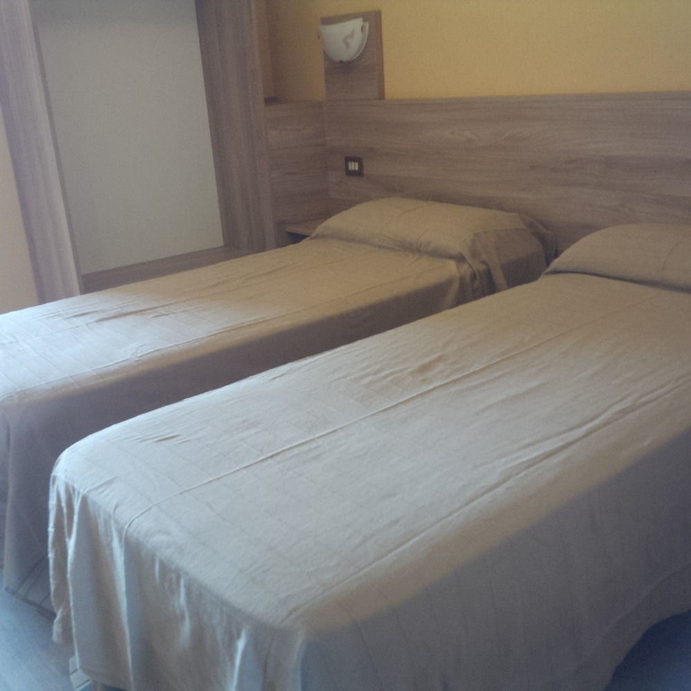 Hotel Route 9 Cadeo Bagian luar foto