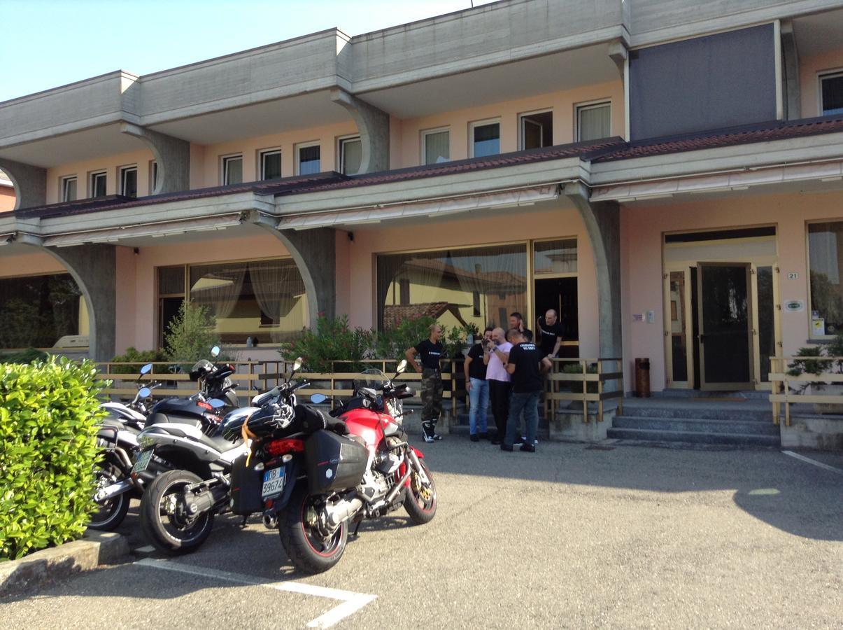 Hotel Route 9 Cadeo Bagian luar foto