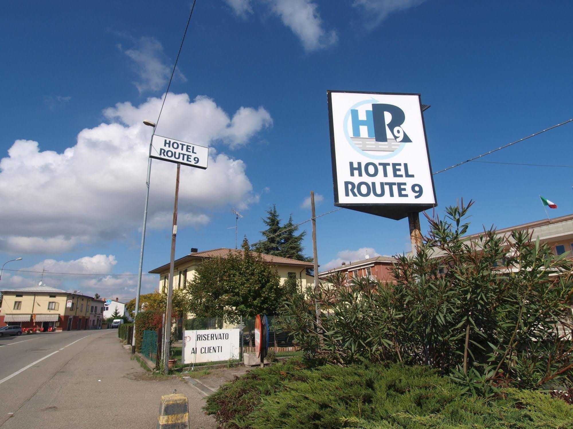 Hotel Route 9 Cadeo Bagian luar foto