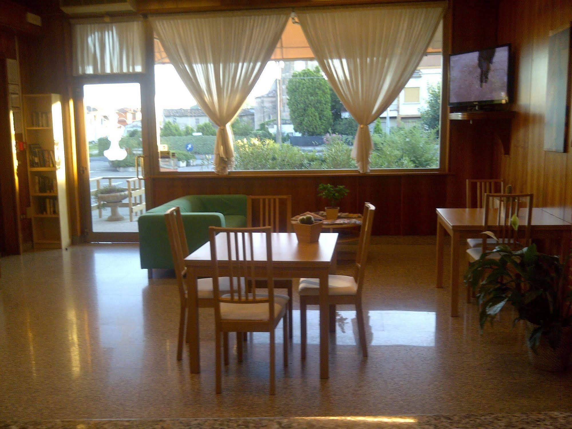 Hotel Route 9 Cadeo Bagian luar foto