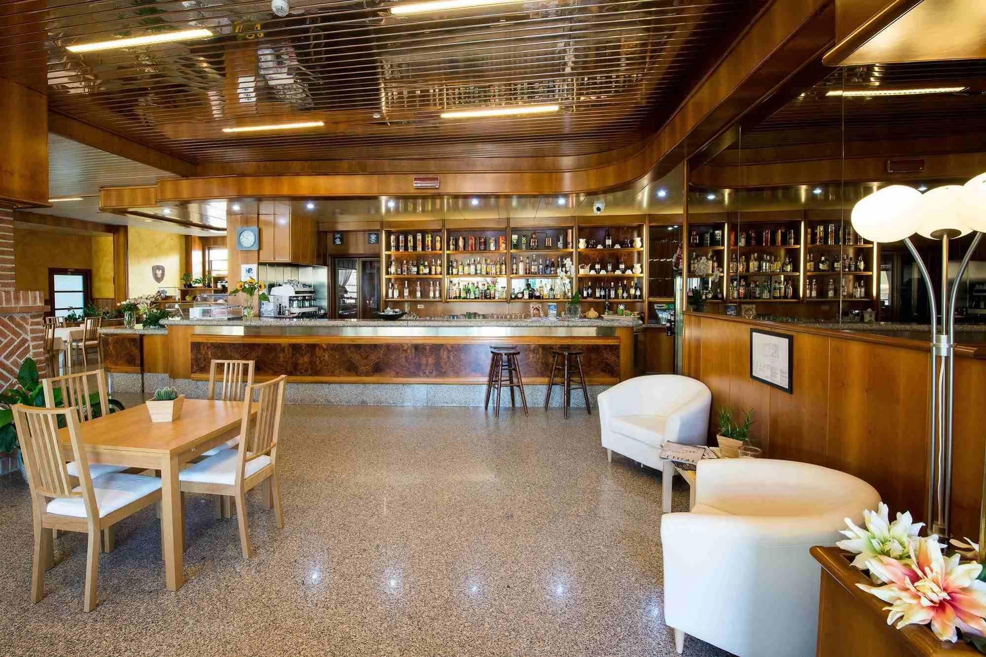 Hotel Route 9 Cadeo Bagian luar foto