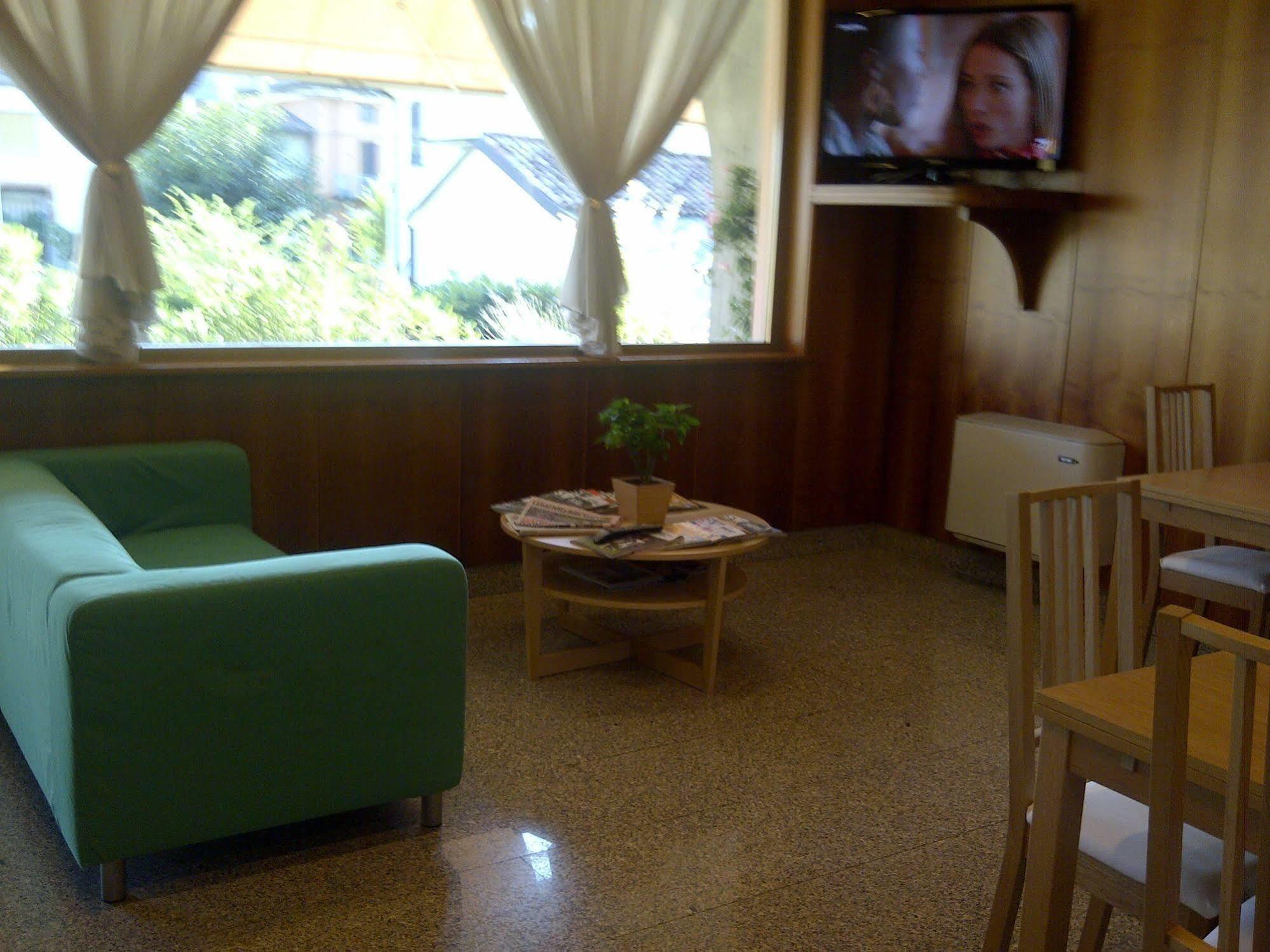 Hotel Route 9 Cadeo Bagian luar foto