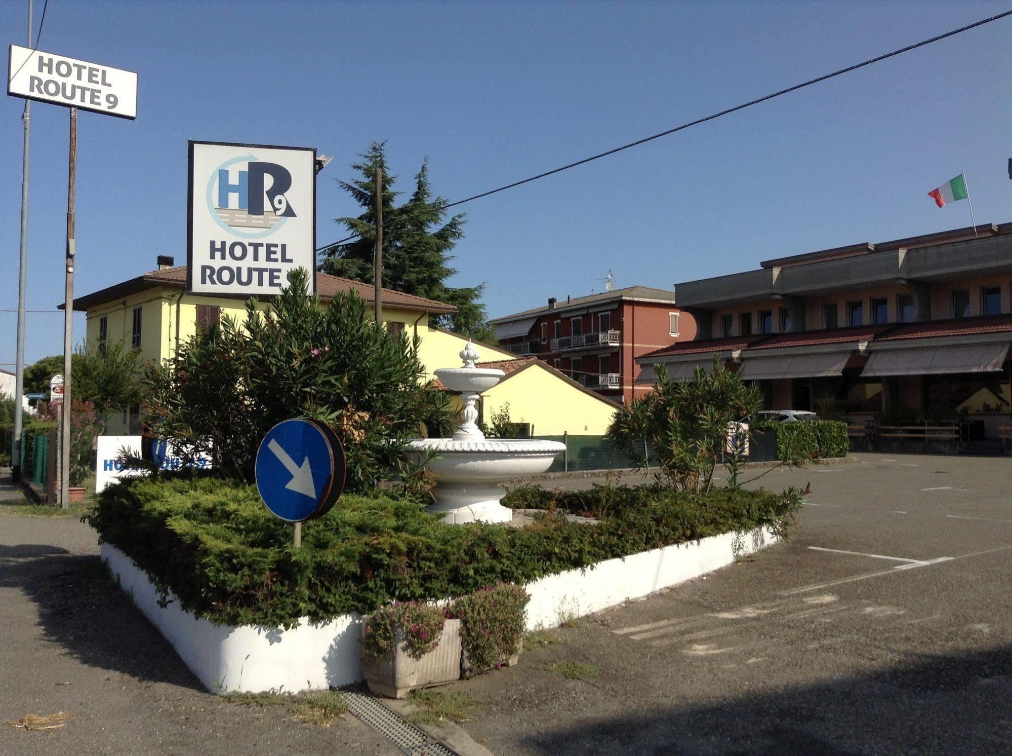 Hotel Route 9 Cadeo Bagian luar foto