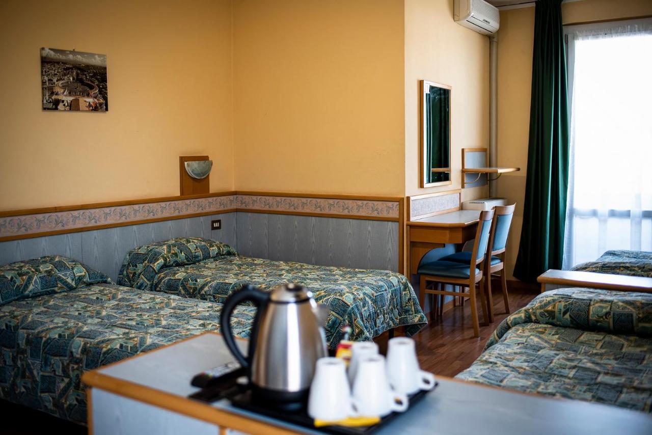 Hotel Route 9 Cadeo Bagian luar foto