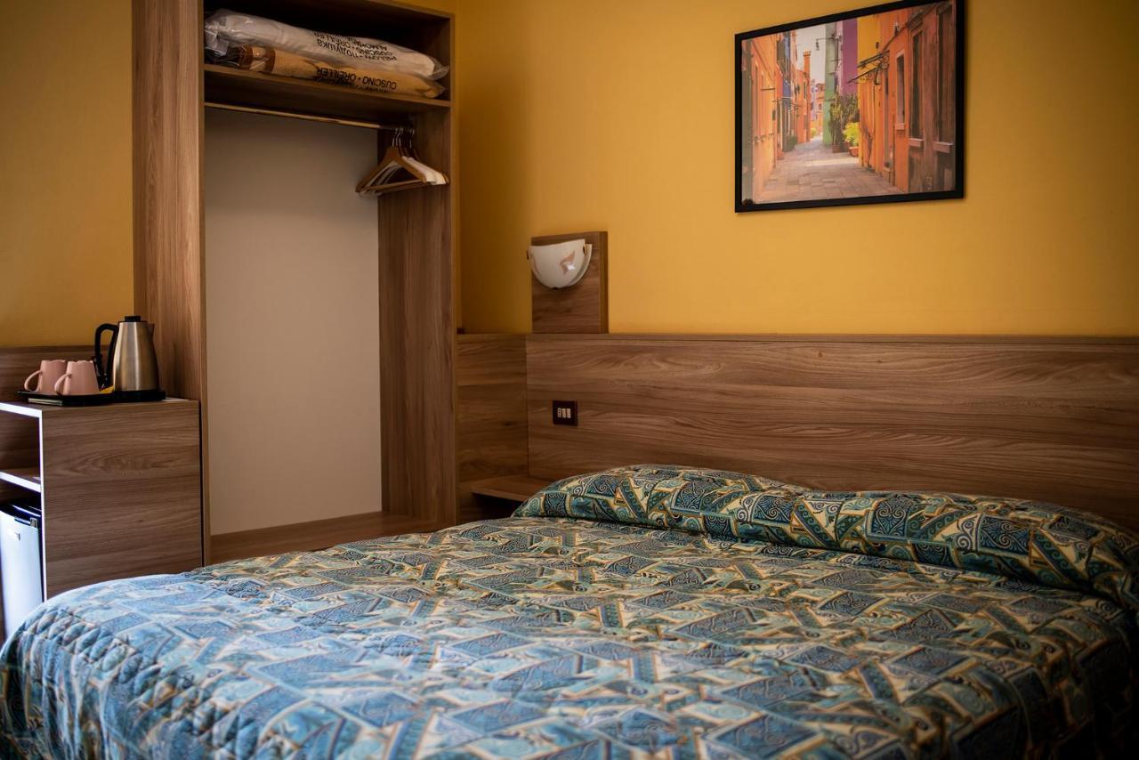 Hotel Route 9 Cadeo Bagian luar foto